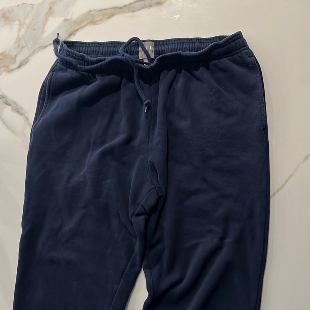 Men’s gap size medium tall, navy sweatpants, two side pockets, one back pocket